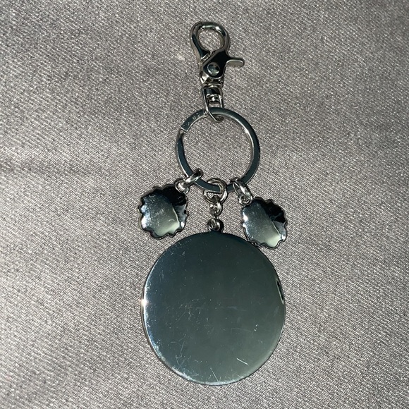 NWT.  Guess Key ring holder with clip. - Picture 3 of 4